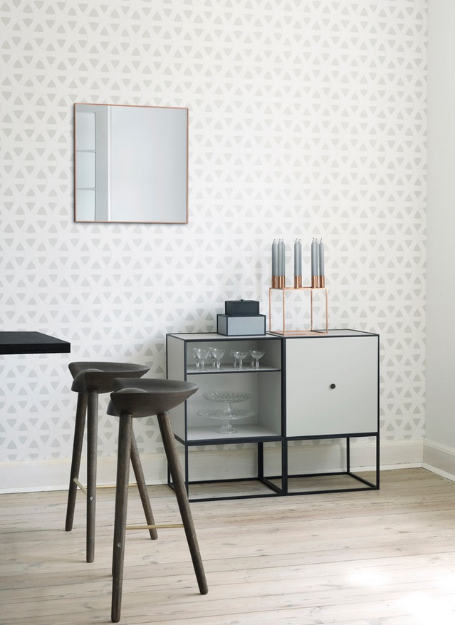Zwei ML42 Thekenhocker von Audo in dunklem Holz vor einem Sideboard und Spiegel.