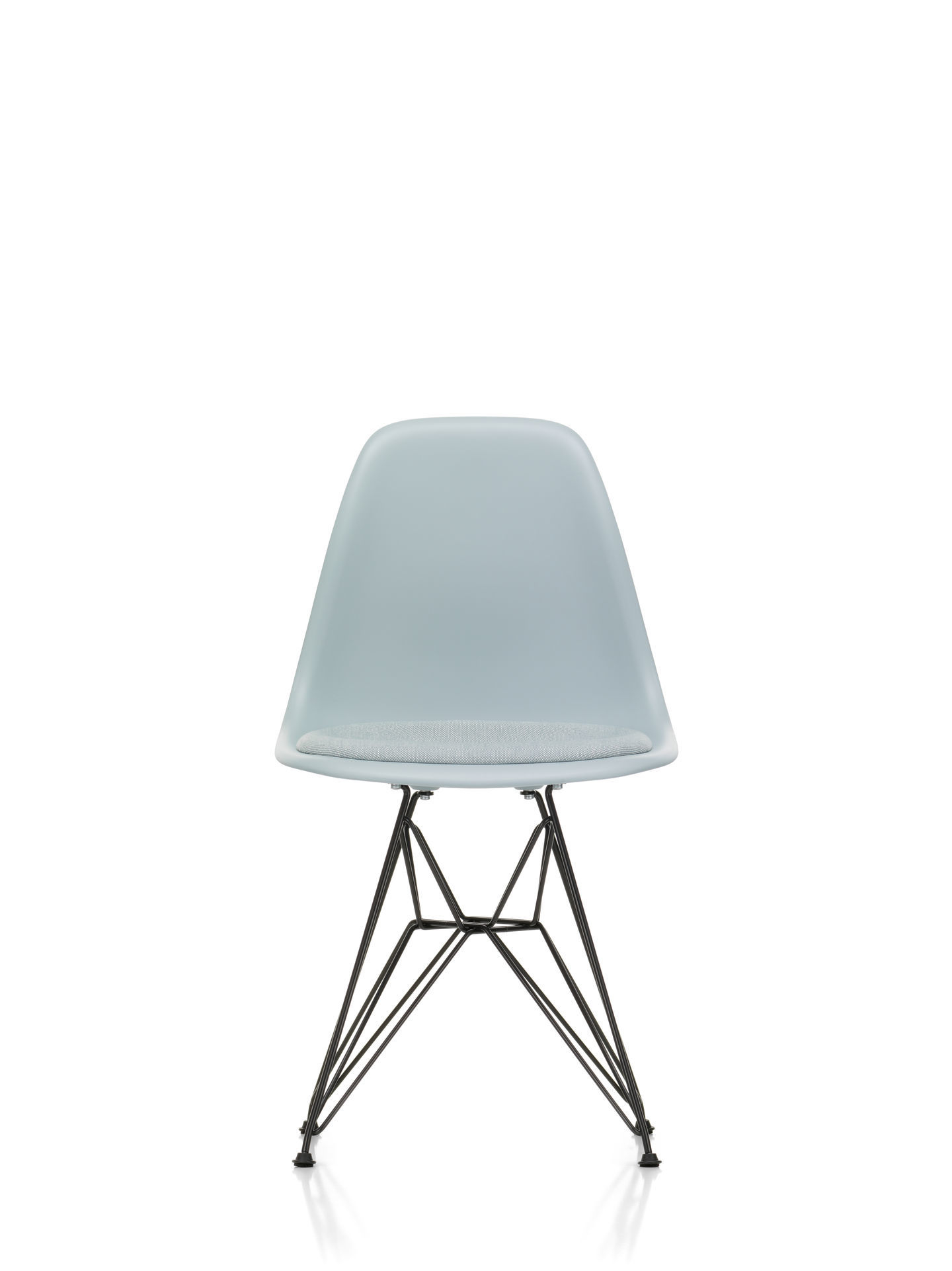Eames DSR Stuhl mit Sitzpolster, hellgraue Kunststoffschale, Chromgestell. Designklassiker für Esszimmer.