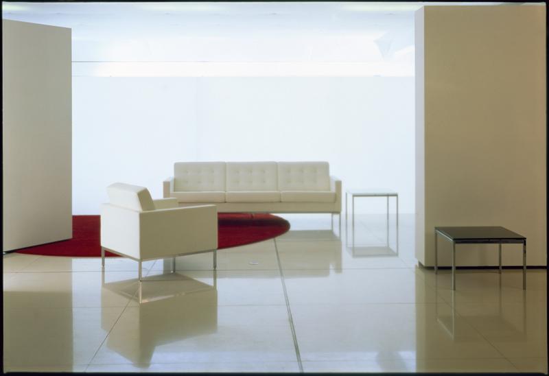 Weißes Florence Knoll Sofa von Knoll International mit Sessel und Beistelltischen in minimalistischem Raum.