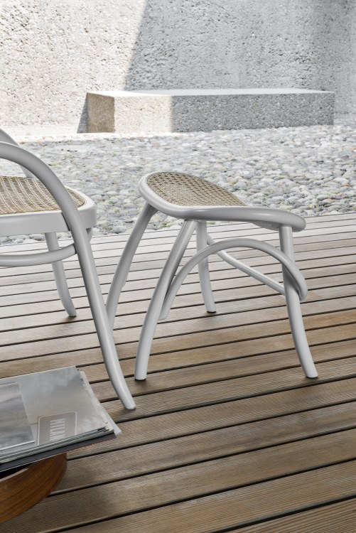 Detailaufnahme eines weißen Wiener GTV Design Hockers mit Rohrgeflecht-Sitzfläche für den Wohnbereich oder Garten.