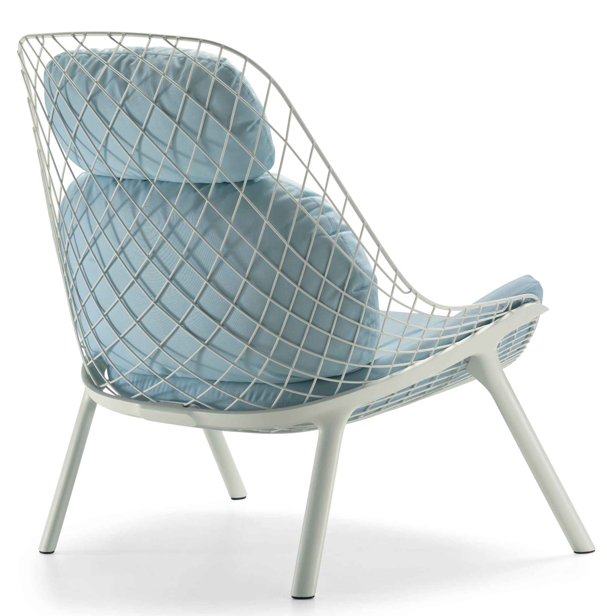 Weißer Gran Kobi Sessel mit hellblauen Kissen, moderner Outdoor Sessel für Garten und Terrasse.