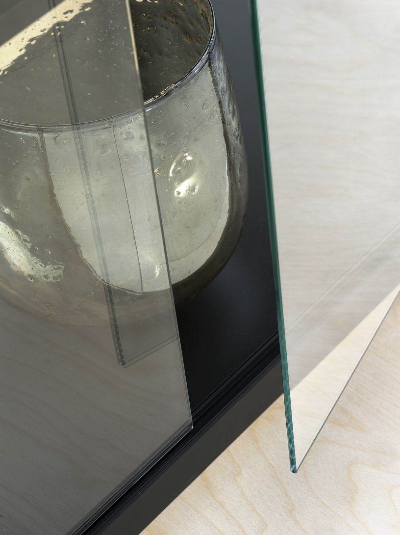 Detailaufnahme der Stolp Vitrine mit Glasablage und dekorativer Glasvase.