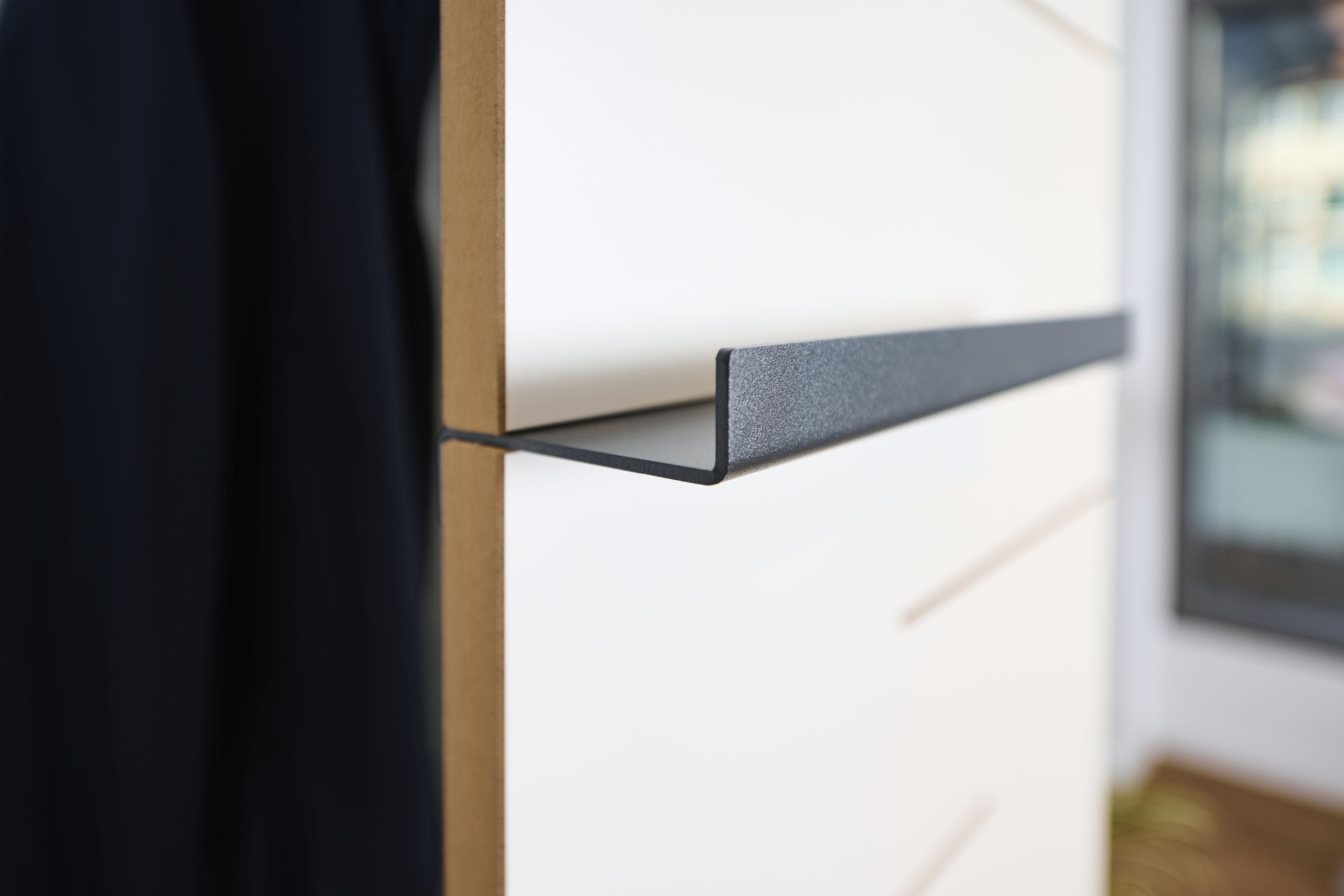Detailaufnahme der Tojo Ablage "Angeber" in Anthrazit, minimalistisches Wandregal für moderne Wohnräume.