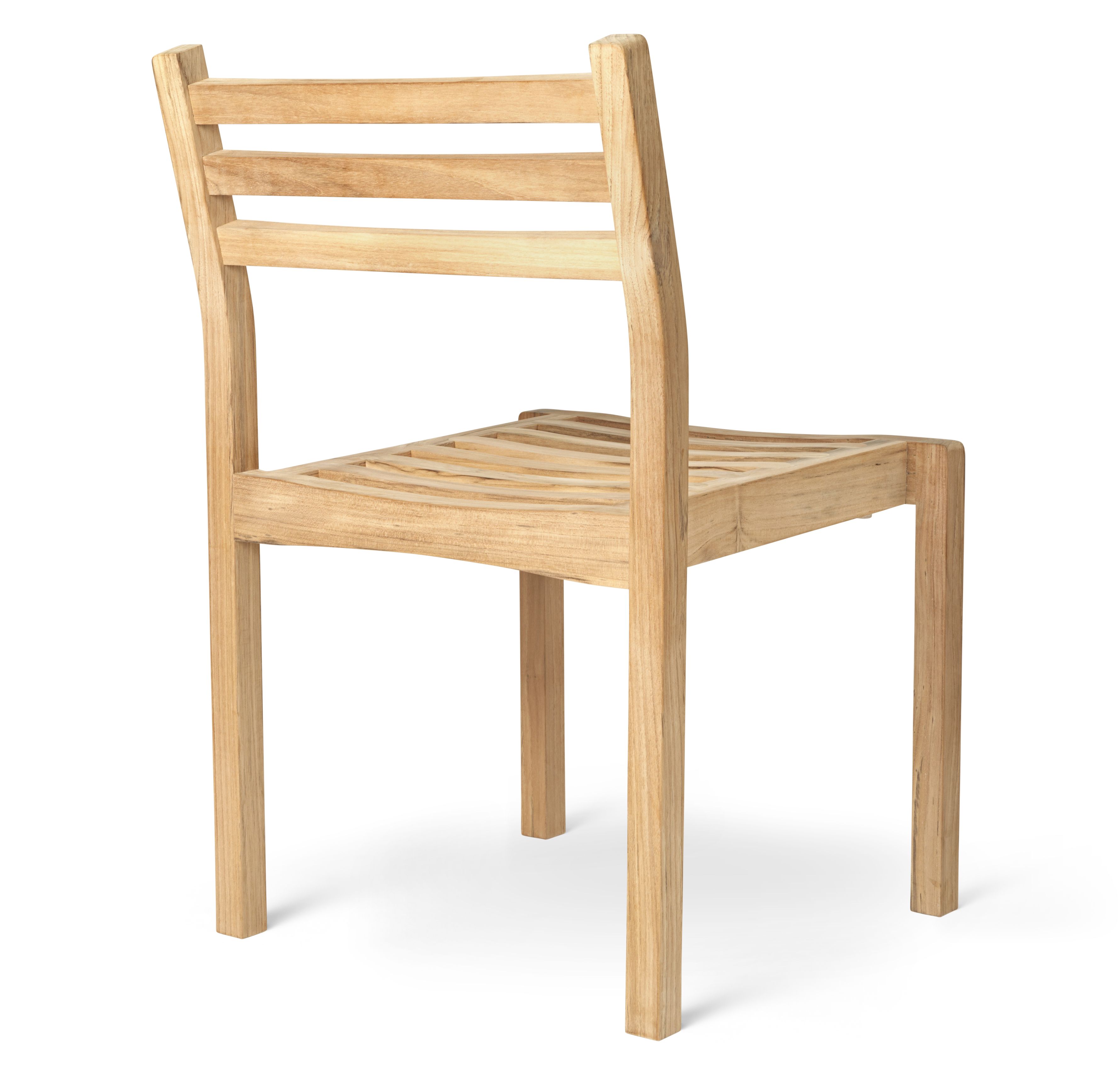 Rückansicht des AH501 Stuhls aus Teakholz von Carl Hansen & Søn für den Außenbereich.