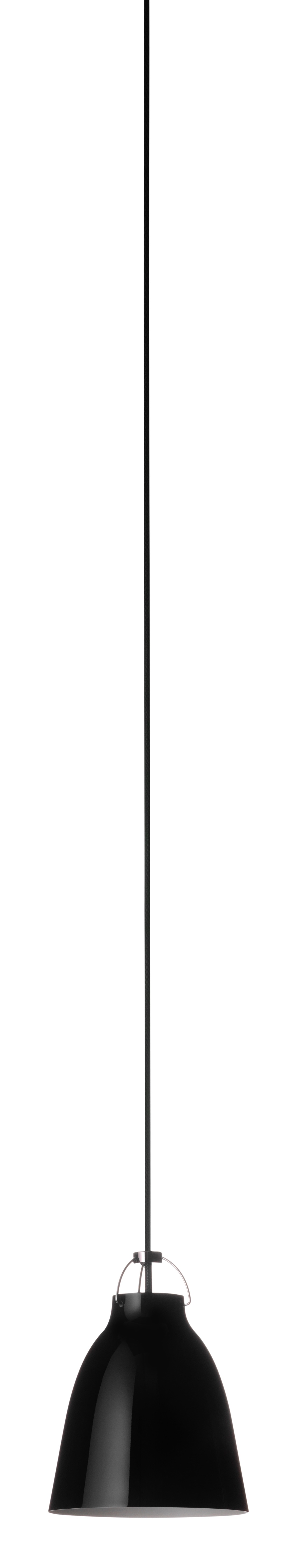 Schwarze Caravaggio Pendelleuchte von Fritz Hansen mit glänzender Oberfläche und minimalistischem Design für moderne Innenräume.