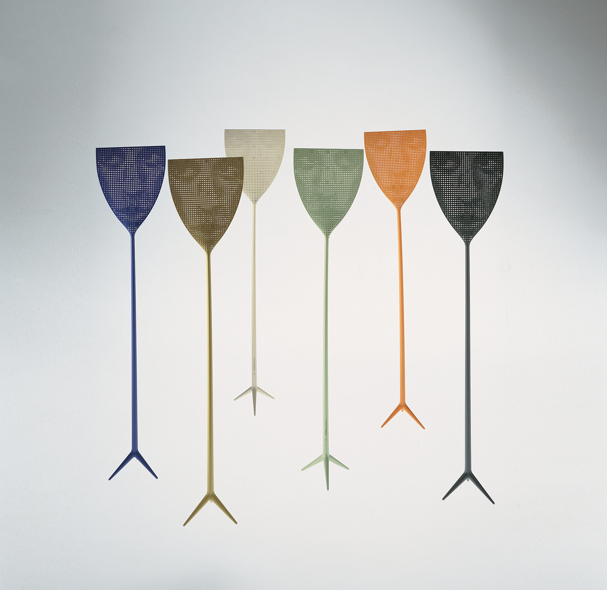 Sechs farbige Dr. Skud Fliegenklatschen von Alessi, Insektenschutz und stilvolles Design für Zuhause.