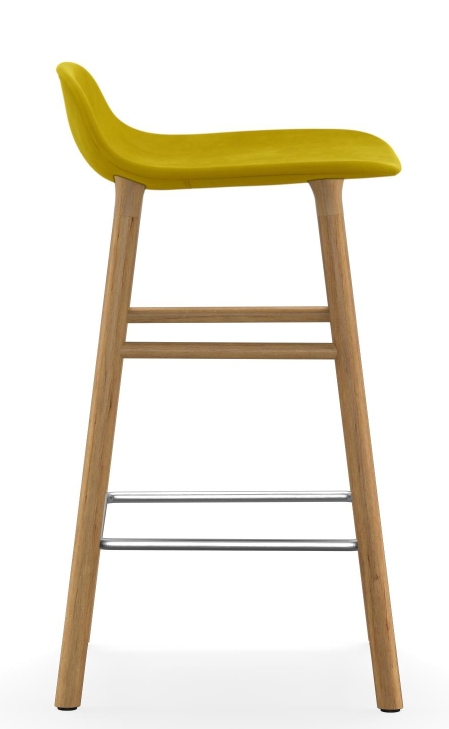 Gelber Form Barhocker von Normann Copenhagen, Hocker mit Holzbeinen und Fußstütze aus Metall, Seitenansicht.