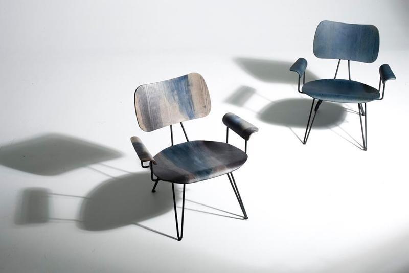 Zwei Overdyed Lounge Chairs von Moroso Diesel mit Armlehnen und Metallbeinen.