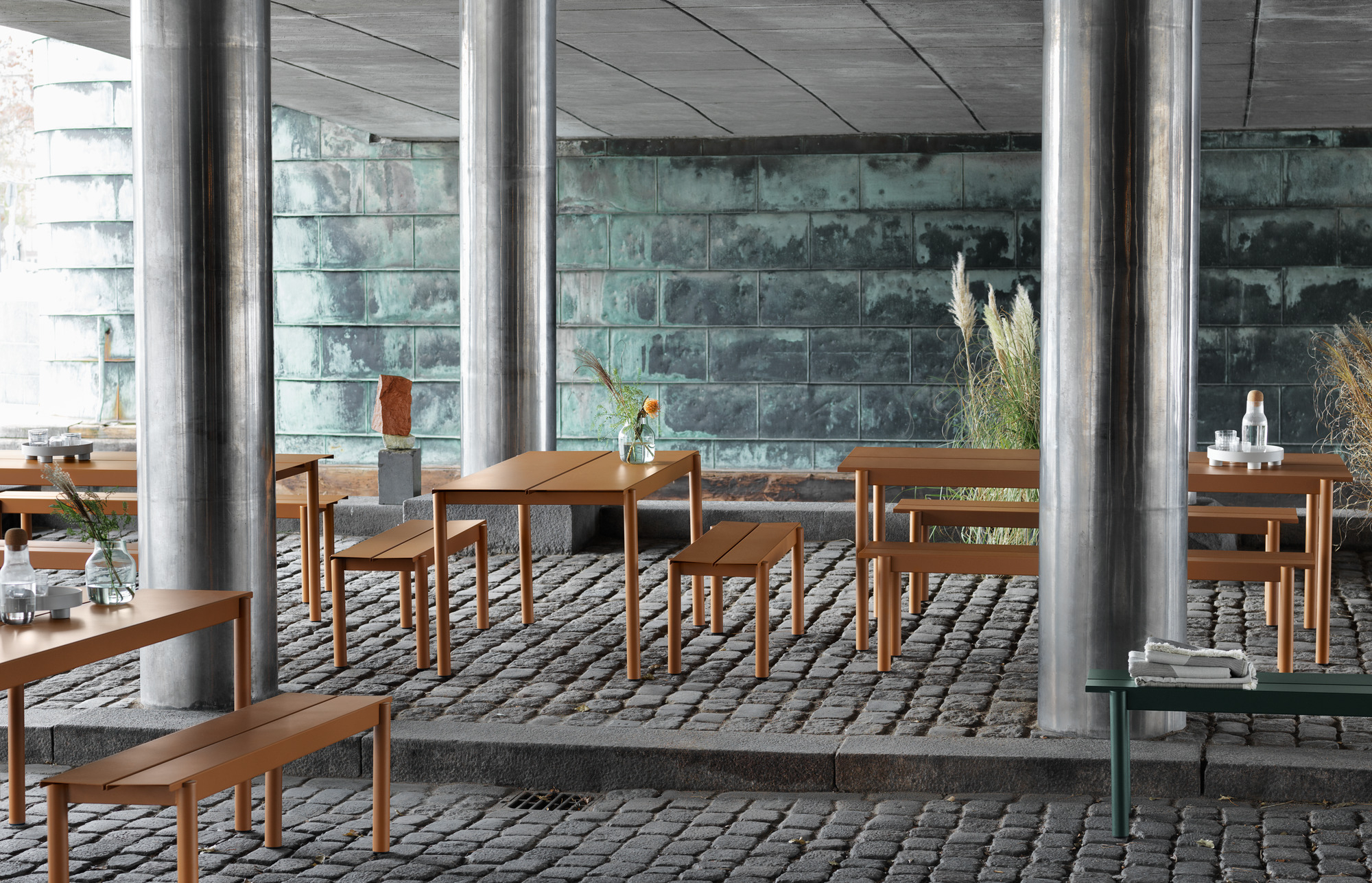 Muuto Linear Steel Outdoor Tisch 200x75 cm in braun, mit passenden Bänken.
