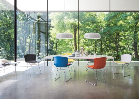 Esszimmer mit Bertoia Stühlen von Knoll International in verschiedenen Farben. Designklassiker.