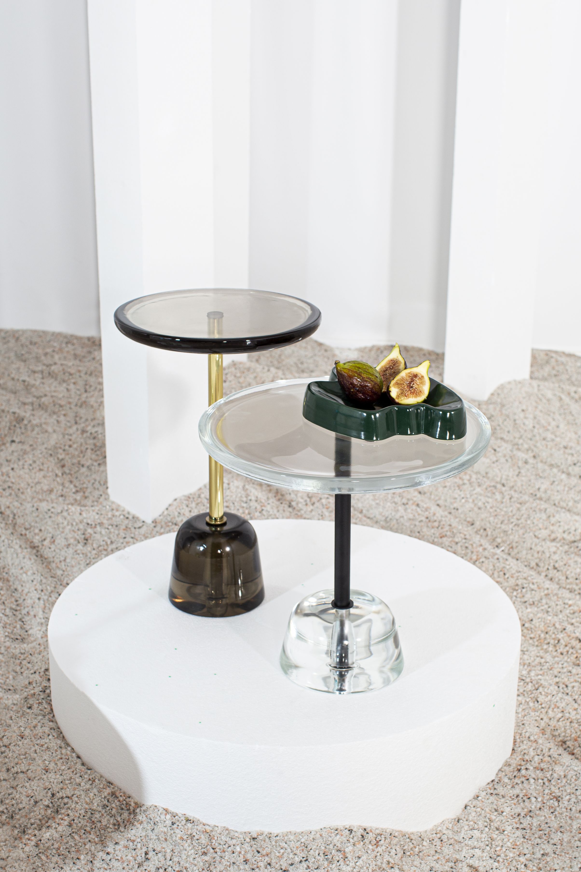 Pina low Beistelltische von Pulpo, Glas und Metall, modernes Design für Wohnzimmer.