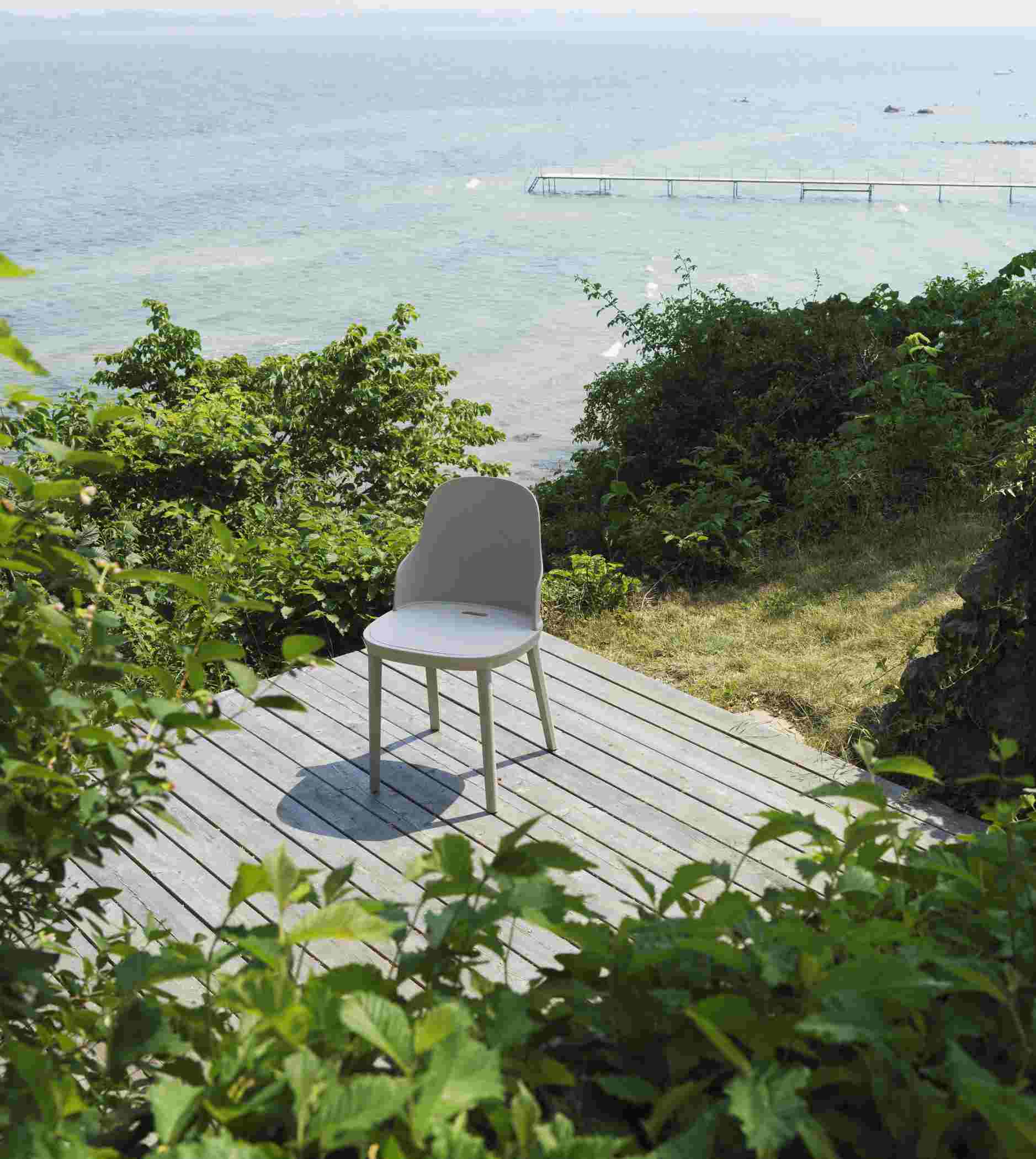 Allez Chair PP Stuhl von Normann Copenhagen in Grau auf Holzterrasse mit Meerblick.