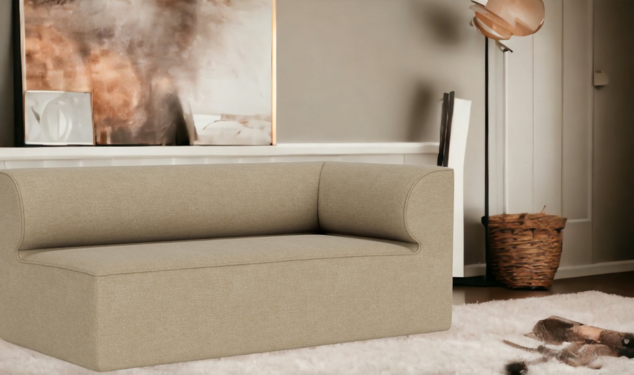Beige Ecke des Eave Modular Sofas von Audo Copenhagen auf einem flauschigen Teppich.