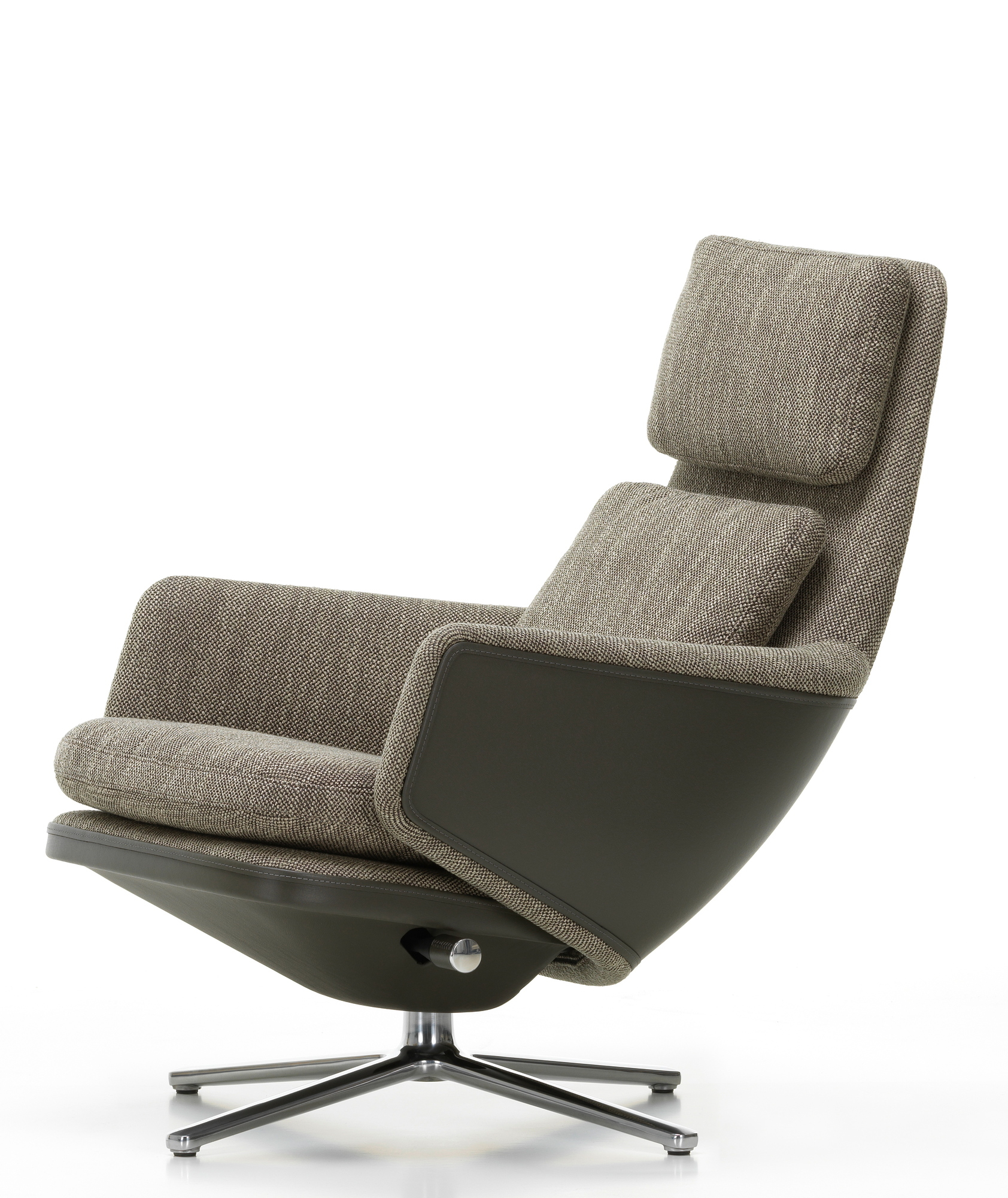Vitra Grand Relax Sessel mit Stoffbezug in Beige und drehbarem Fußkreuz aus poliertem Aluminium.