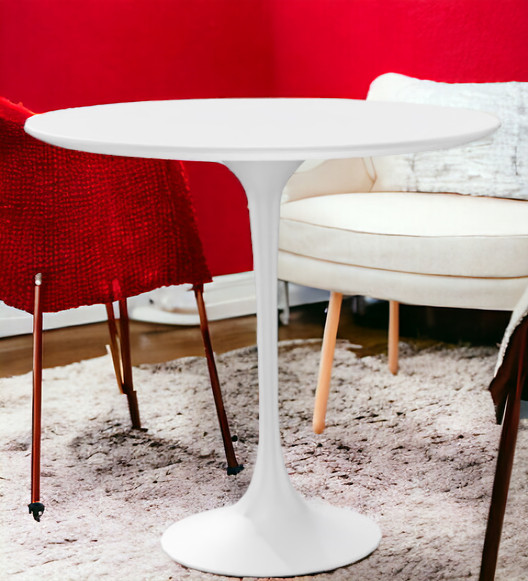 Weißer Saarinen Beistelltisch von Knoll International, oval, Höhe 52 cm, moderner Couchtisch im Wohnzimmer.