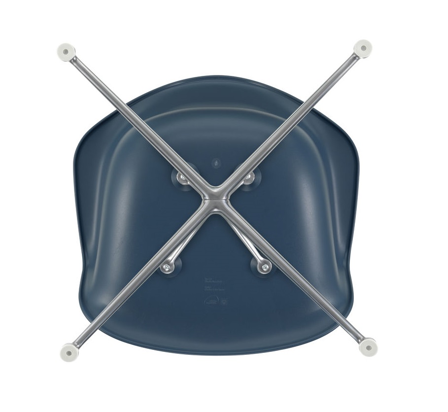 Ansicht von unten des blauen Vitra Eames Plastic Arm Chair DAL Stuhls mit verchromtem Stahlgestell.