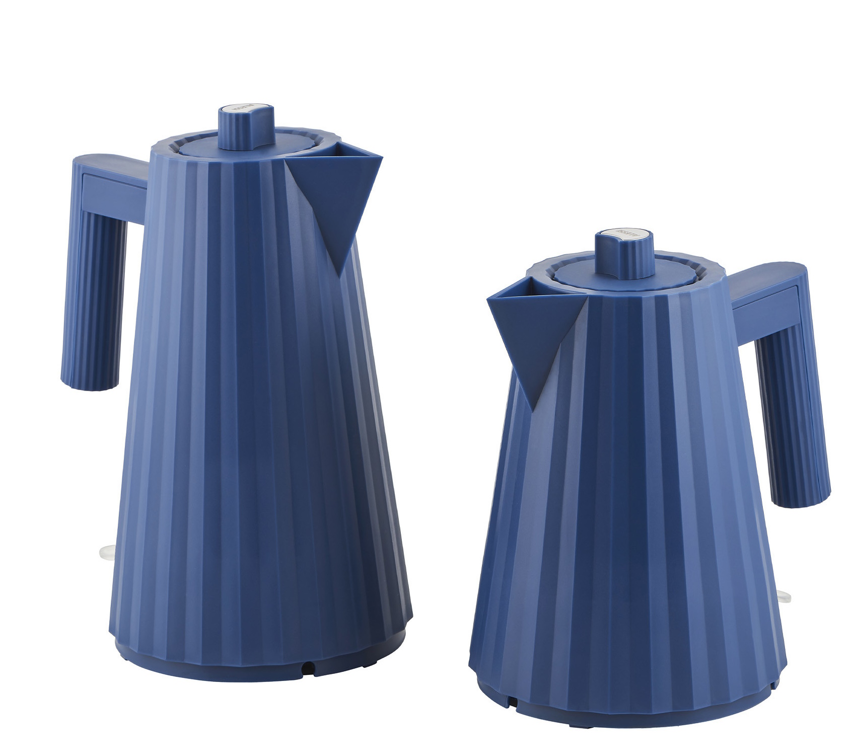 Zwei blaue Alessi Plissé Wasserkocher in verschiedenen Größen, modernes Design für die Küche.
