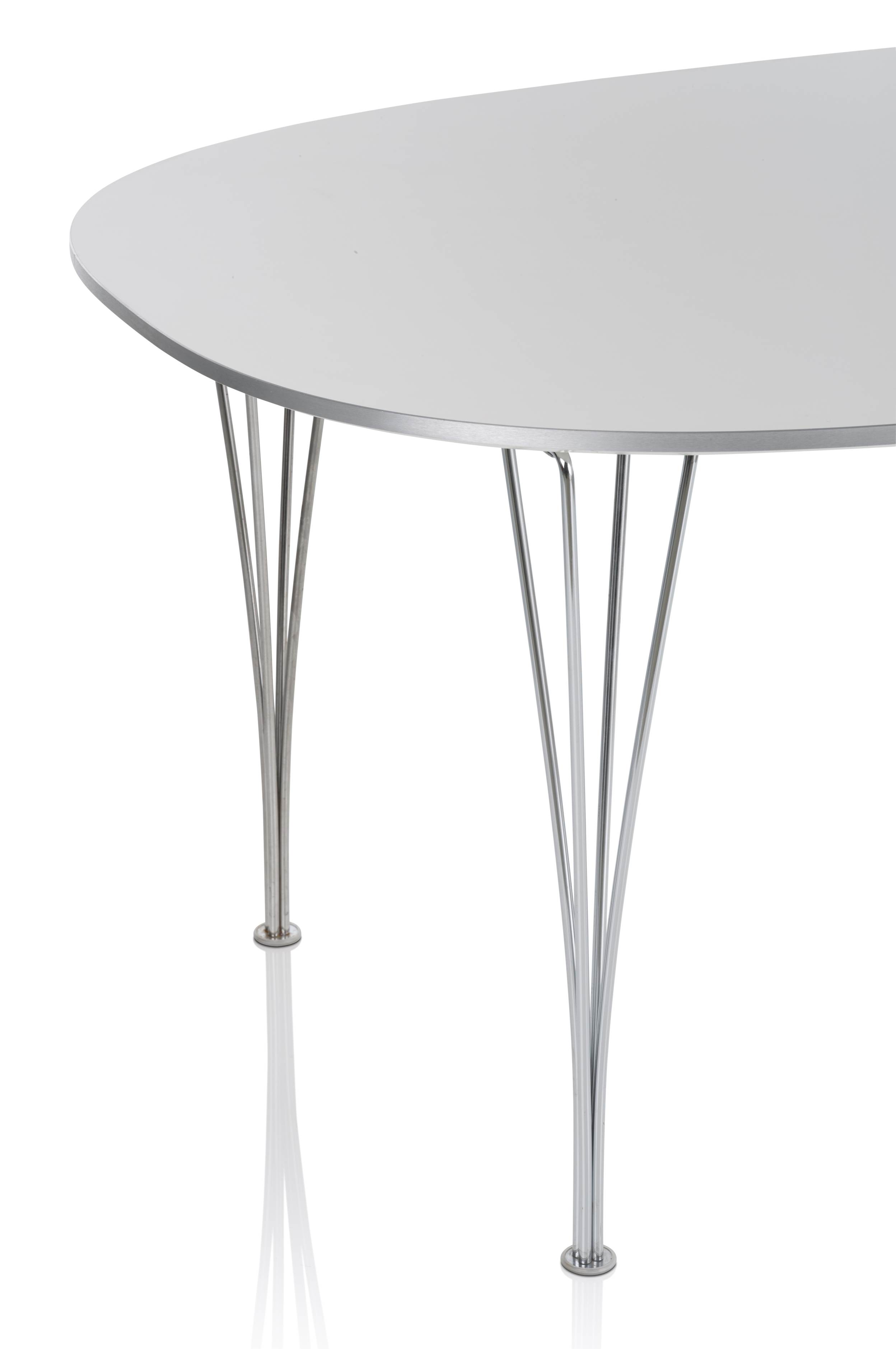 Fritz Hansen Super Elliptisch Tisch mit weißer Tischplatte und verchromtem Stahlgestell, modernes Design.