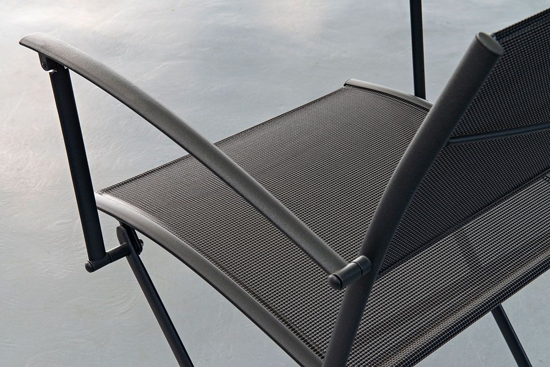 Detailaufnahme des schwarzen Fermob Plein Air Stuhls für den Außenbereich, der Komfort und Stil vereint.