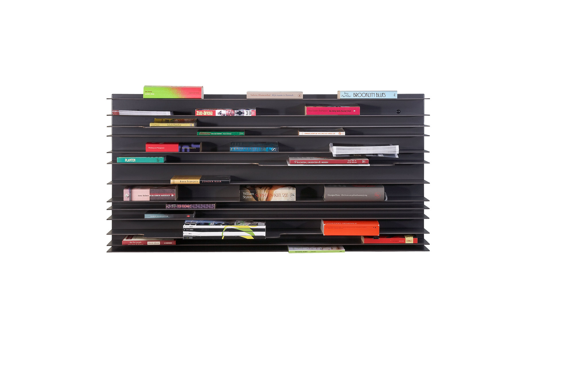 Schwarzes Paperback Bücherregal Spectrum an der Wand mit vielen bunten Büchern darauf.