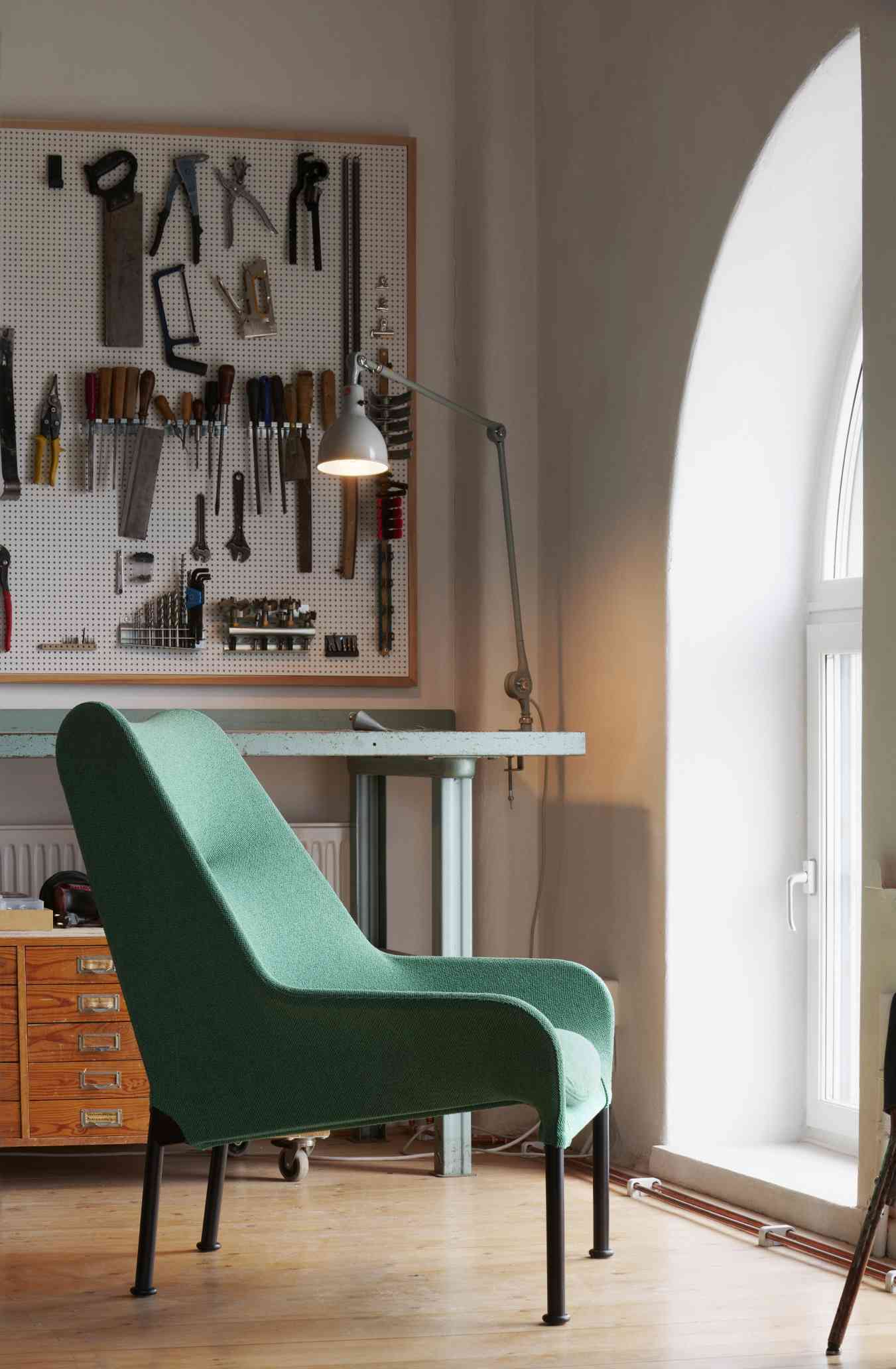 Grüner 02 Lounge Chair Sessel von Hay im Werkstatt-Ambiente mit Werkzeugwand und Werkbank.