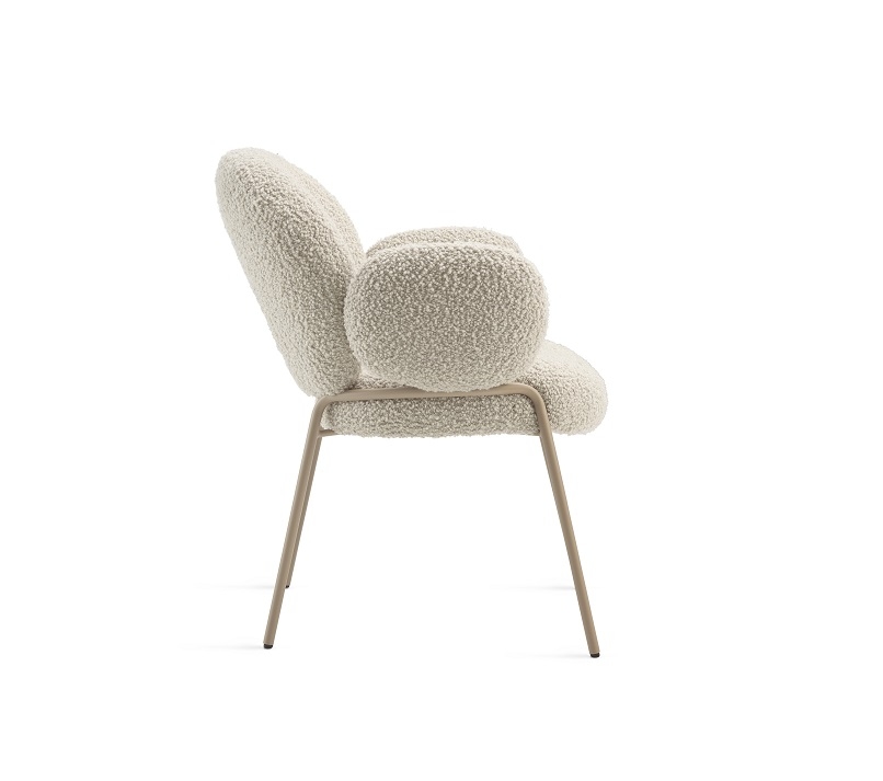 Nana Armchair von Freifrau Manufaktur, Armlehnenstuhl mit Bouclé-Bezug und filigranem Metallgestell, Seitenansicht.