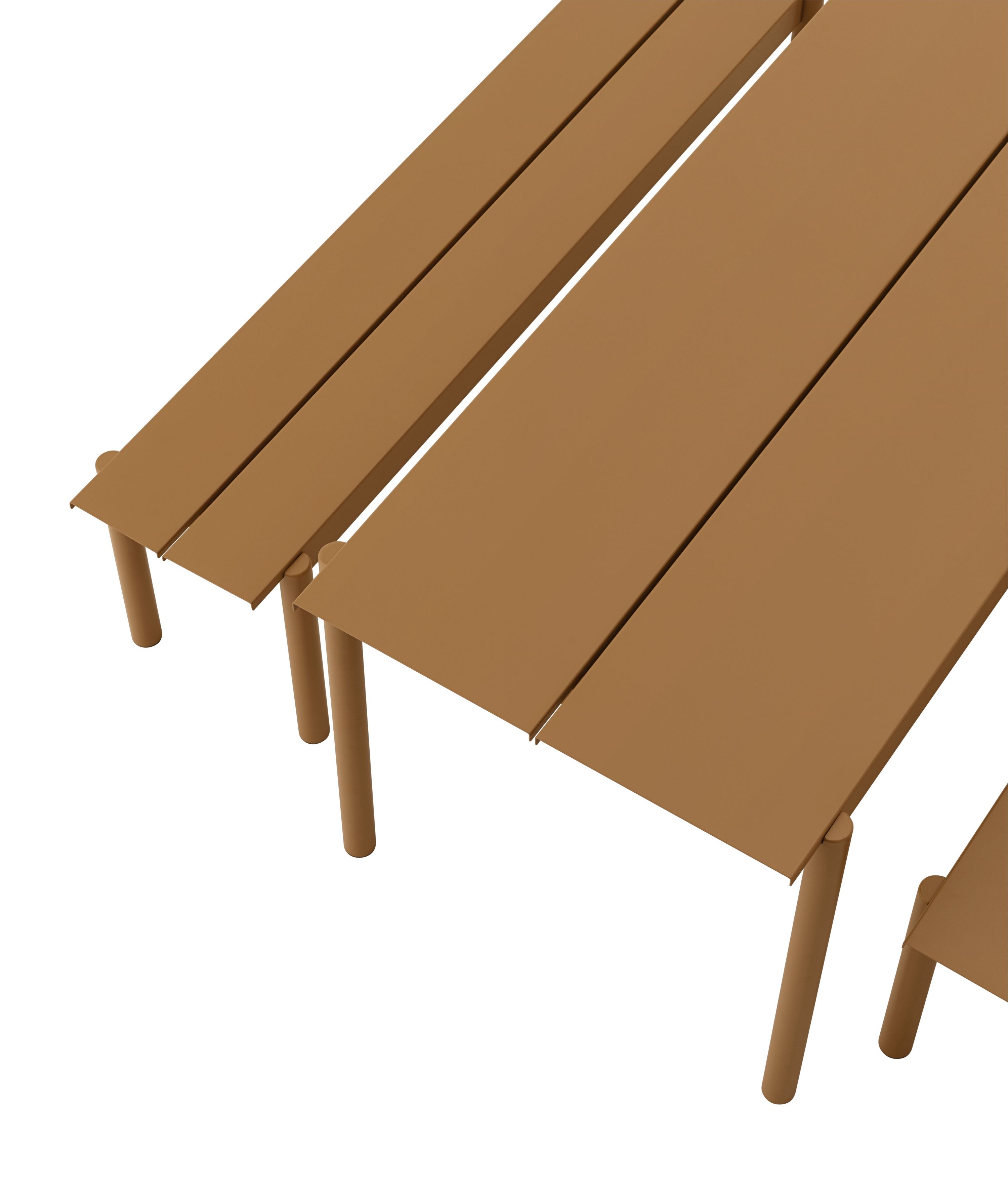Detailaufnahme der Muuto Linear Steel Bench Outdoor Bank in Bronze, modernes Design für Garten und Terrasse.