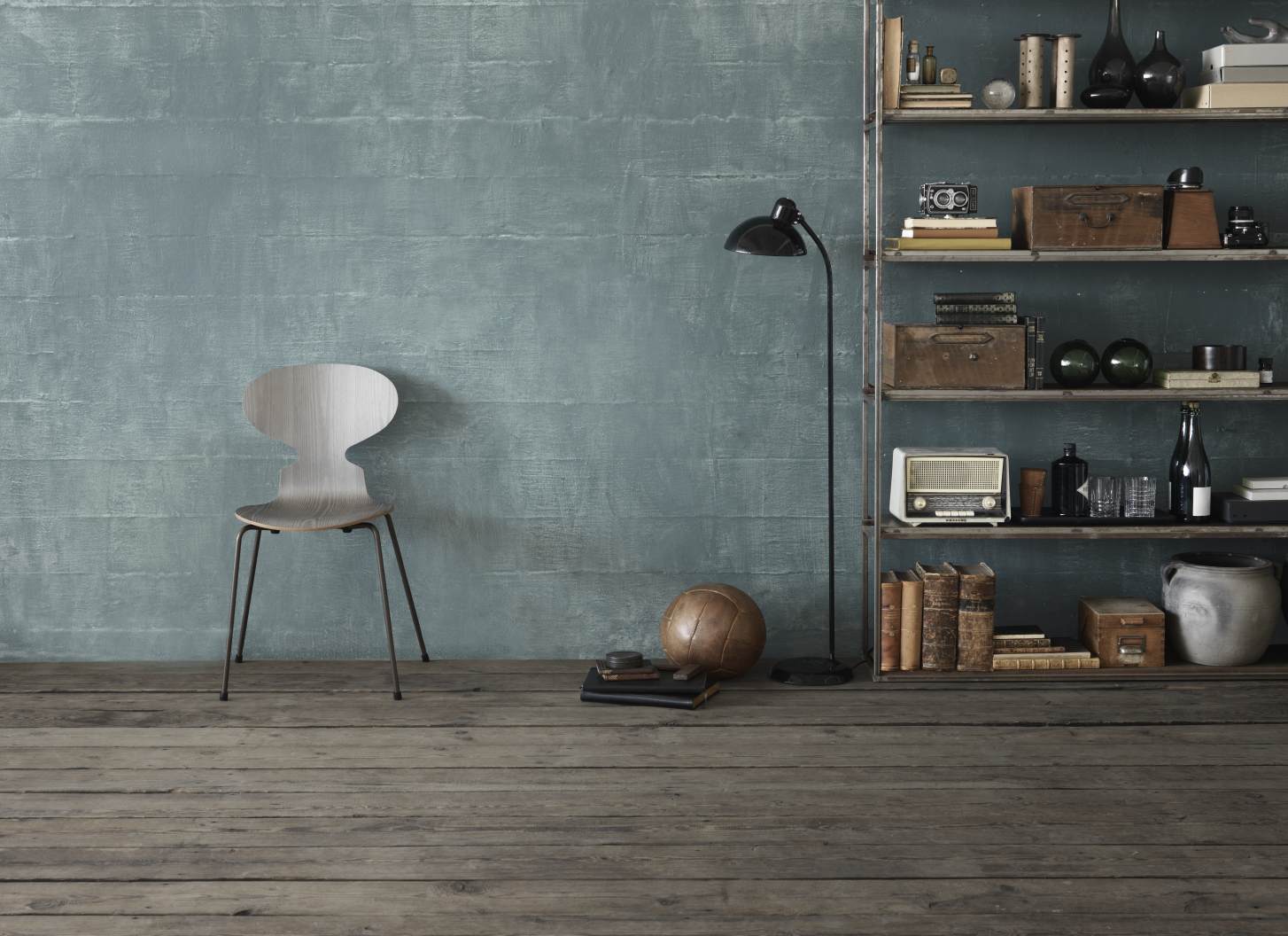 Die Ameise Stuhl von Fritz Hansen mit vier Beinen, helles Holz, modernes Möbeldesign im Interieur.