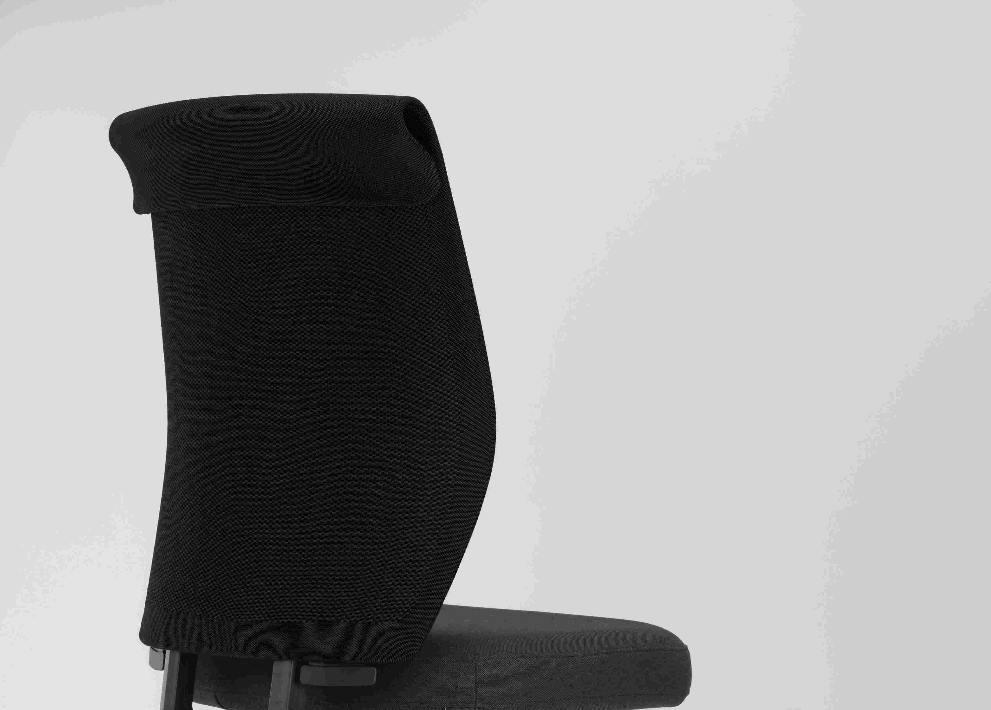 Detailaufnahme des schwarzen Vitra ID Cloud Bürodrehstuhls mit hoher Rückenlehne und Kopfstütze.