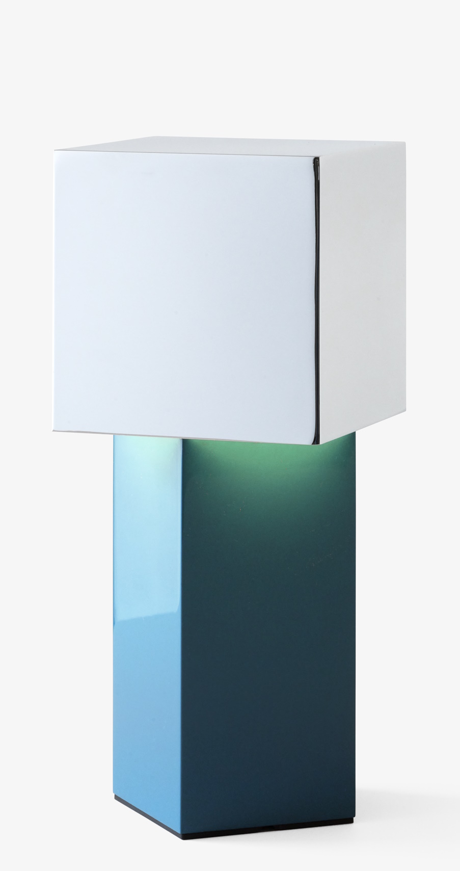 AndTradition Pivot ATD7 Akkuleuchte: Moderne Tischleuchte mit blauem Sockel und weißem Lampenschirm.