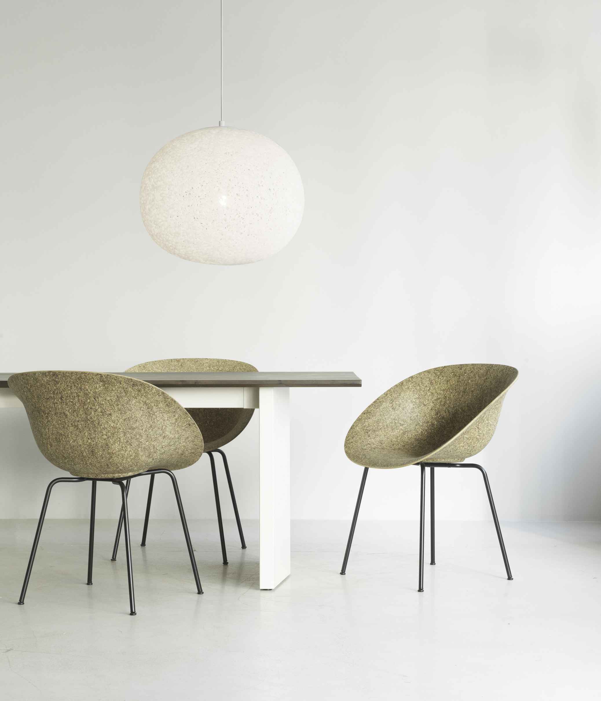 Panel Tisch von Normann Copenhagen, 200x90 cm, mit Stühlen und Lampe in minimalistischem Ambiente.