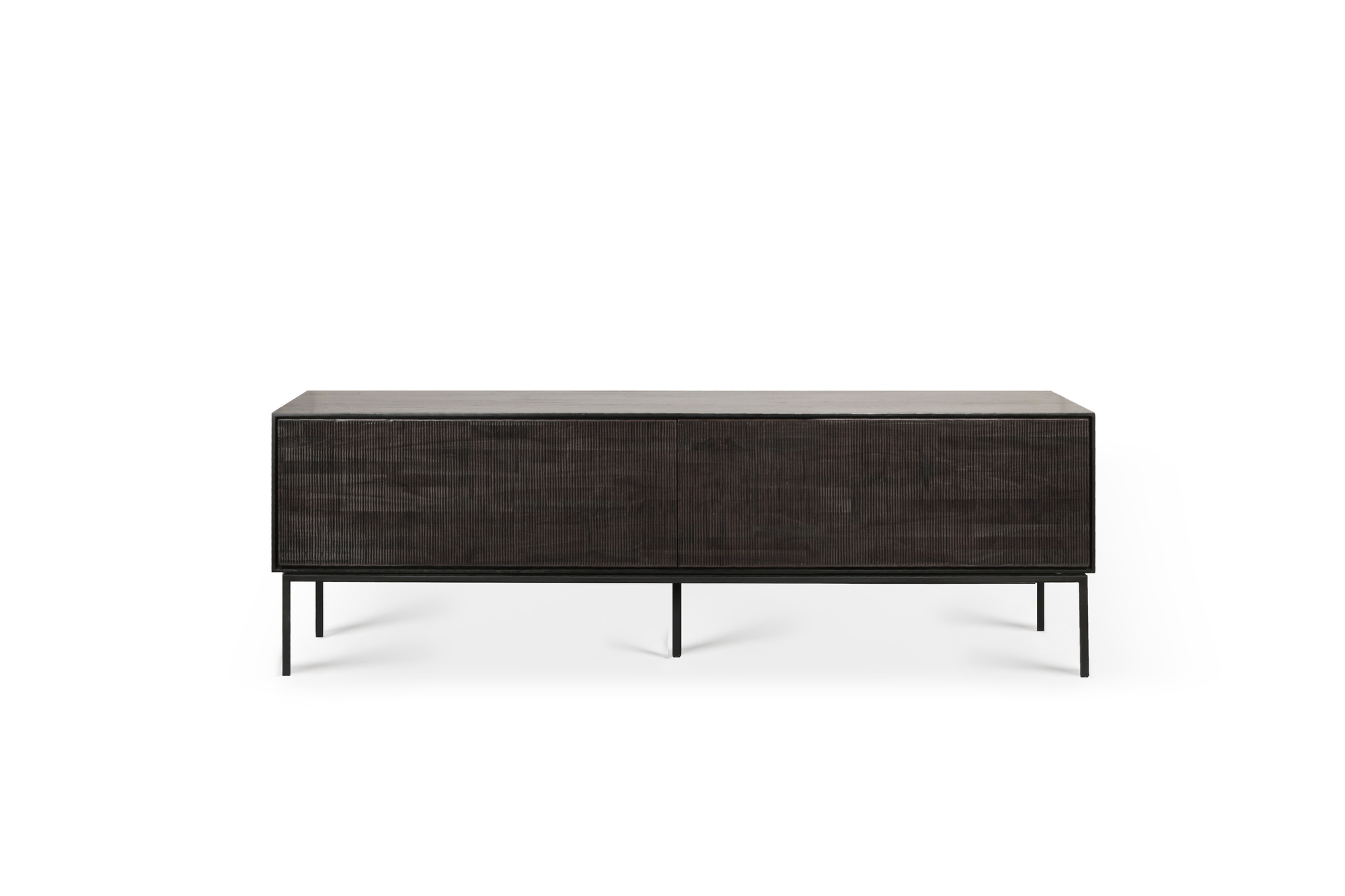 Ethnicraft Teak Grooves TV-Möbel: Modernes Lowboard aus Teakholz mit gerillter Oberfläche und schwarzen Metallbeinen.