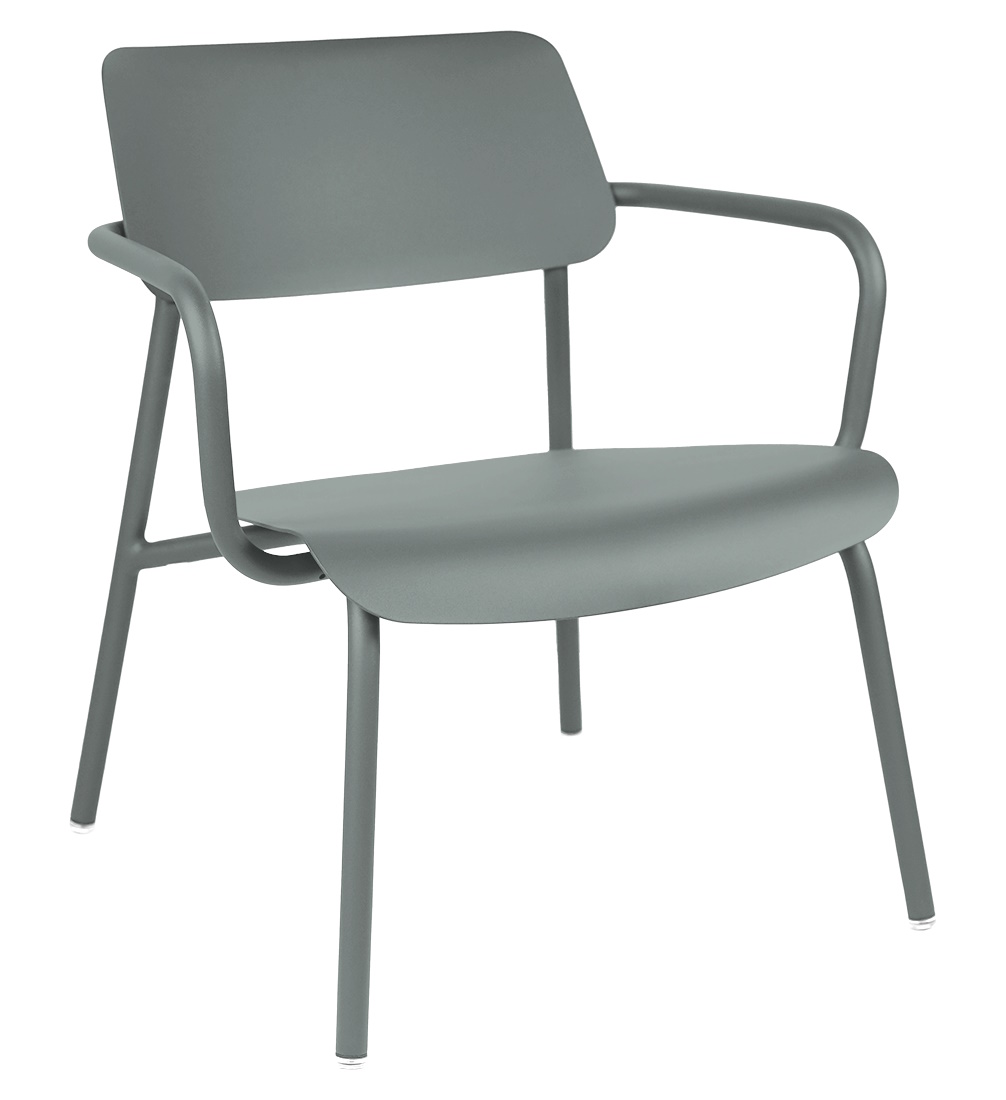 Grauer Studie Lounge Sessel von Fermob für den Außenbereich, moderner Metallstuhl mit Armlehnen.