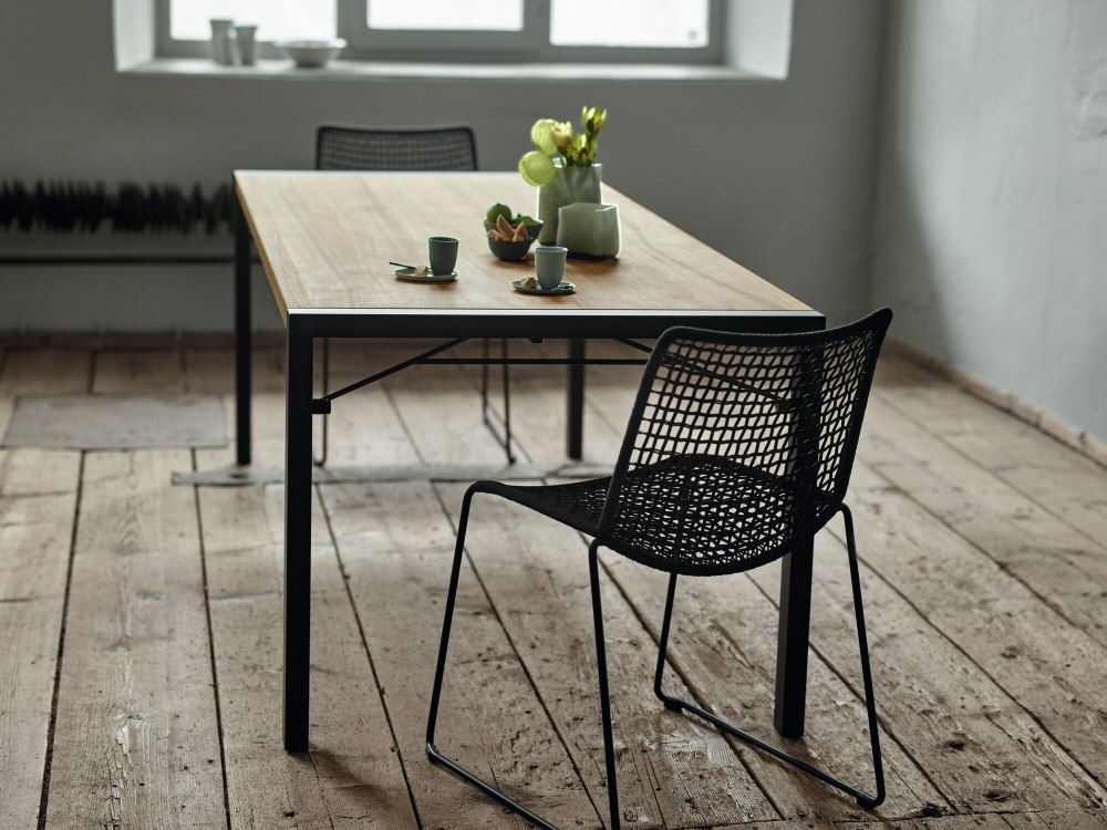 Slope Tisch von Weishäupl: Moderner Esstisch aus Holz und Metall für den Outdoor-Bereich.