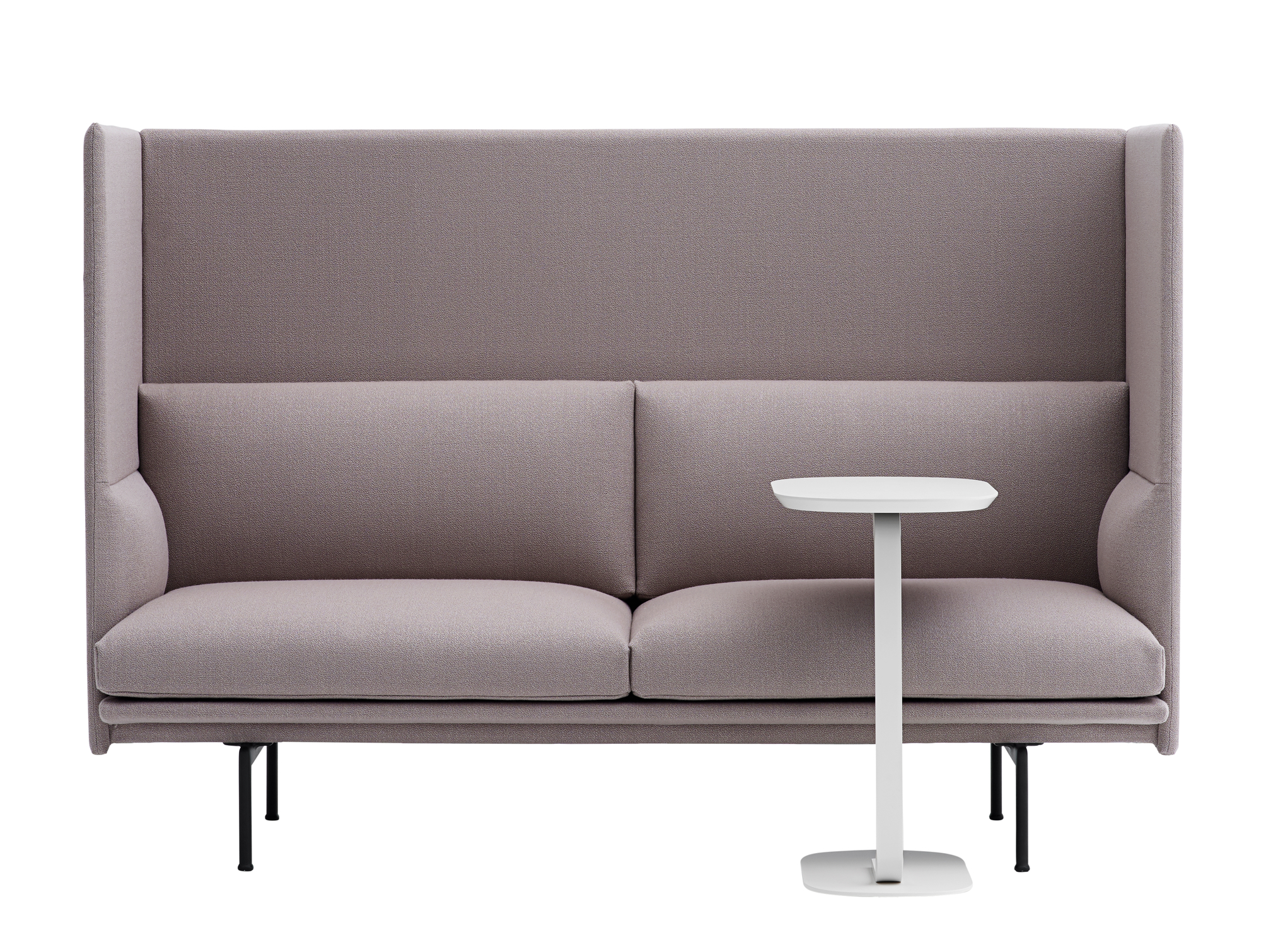 Muuto Relate Beistelltisch Low in Weiß neben einem grauen Sofa mit hoher Rückenlehne.