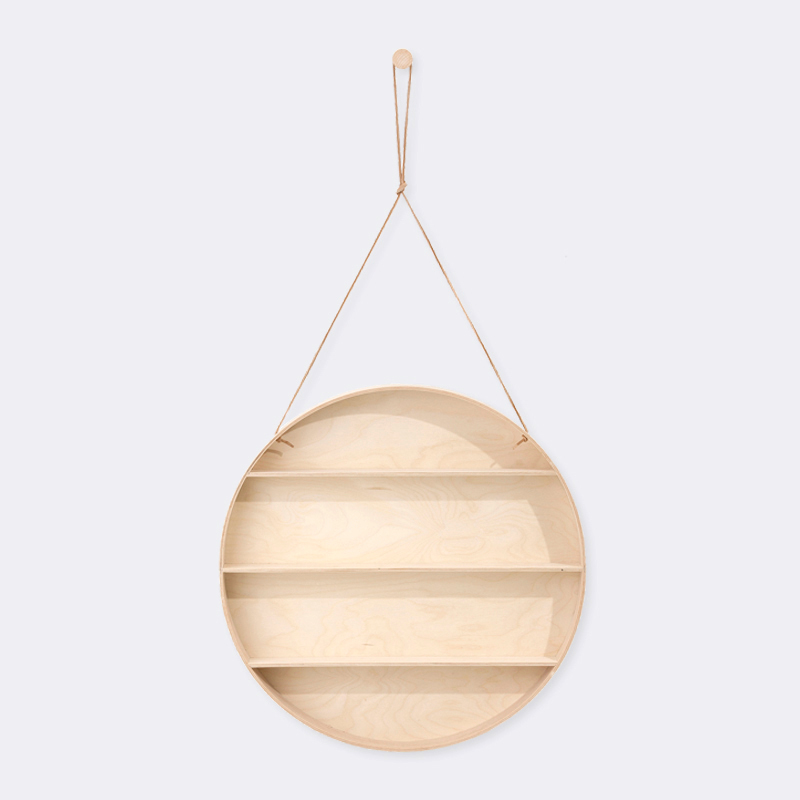The Round Dorm Hängeregal von Ferm Living, rundes Holzregal mit drei Ablageflächen, an einer Wand hängend.