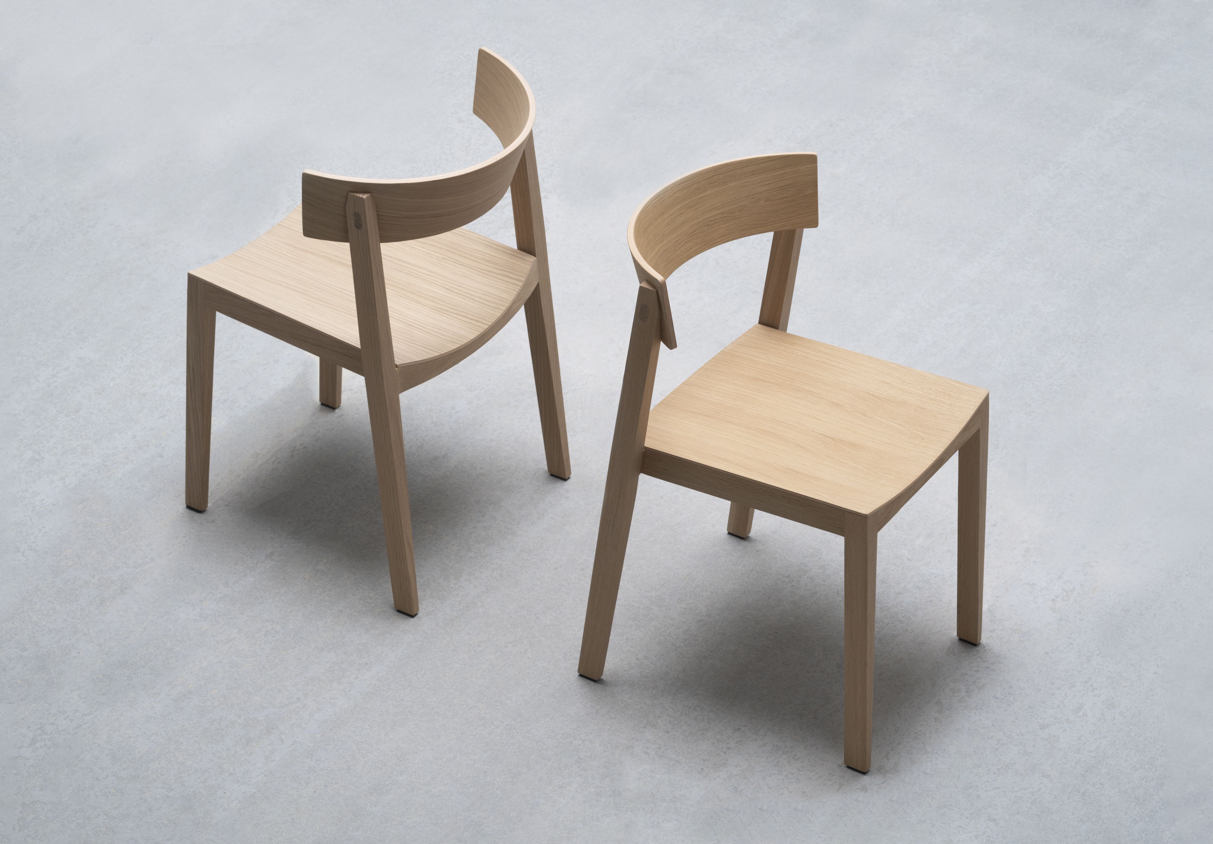 Zwei helle Bik Stühle von Prostoria aus Holz, minimalistisches Design für Esszimmer und Wohnbereich.