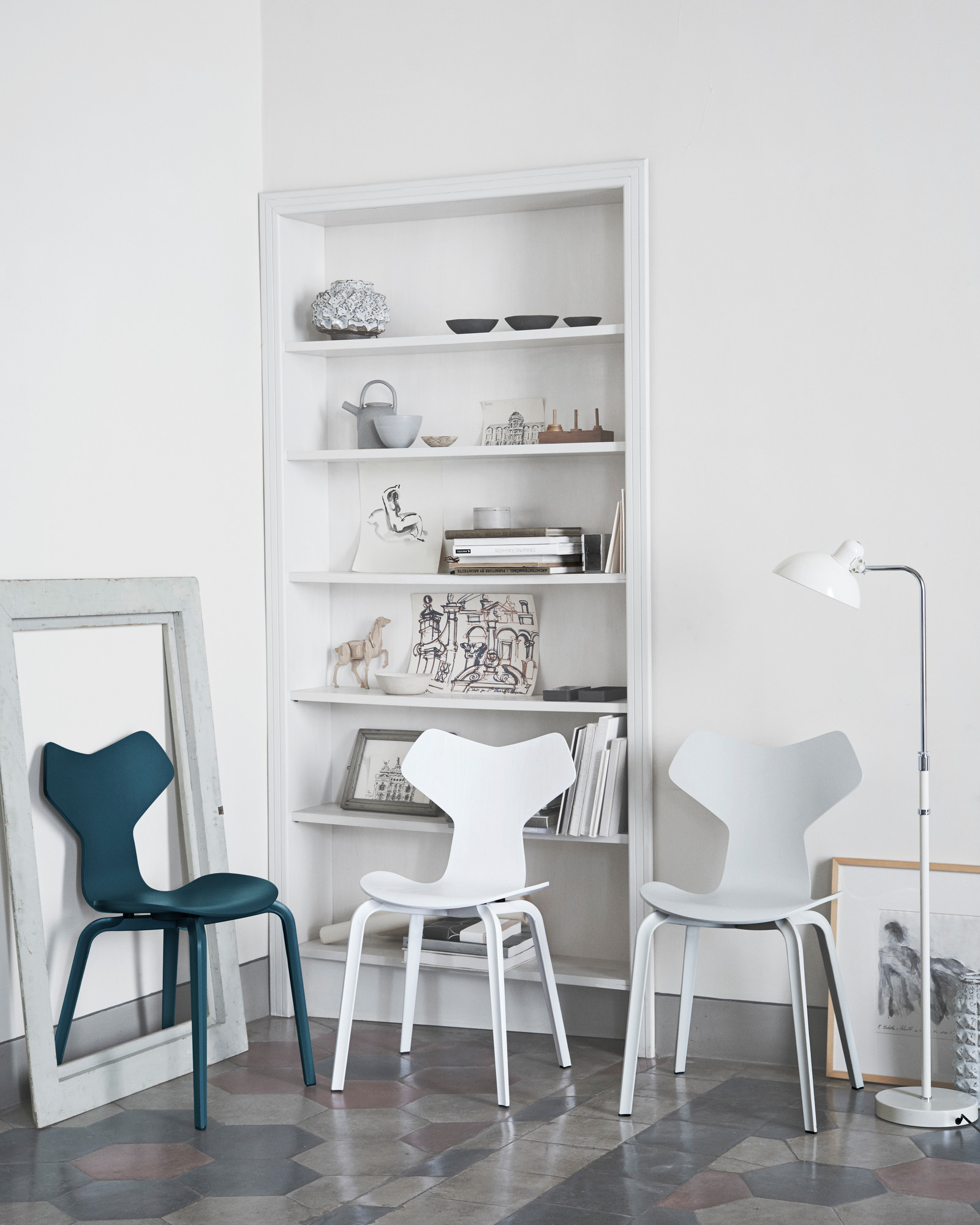 Weiße 6580 F Kaiser idell Stehleuchte von Fritz Hansen im Interieur mit Stühlen und Regal.