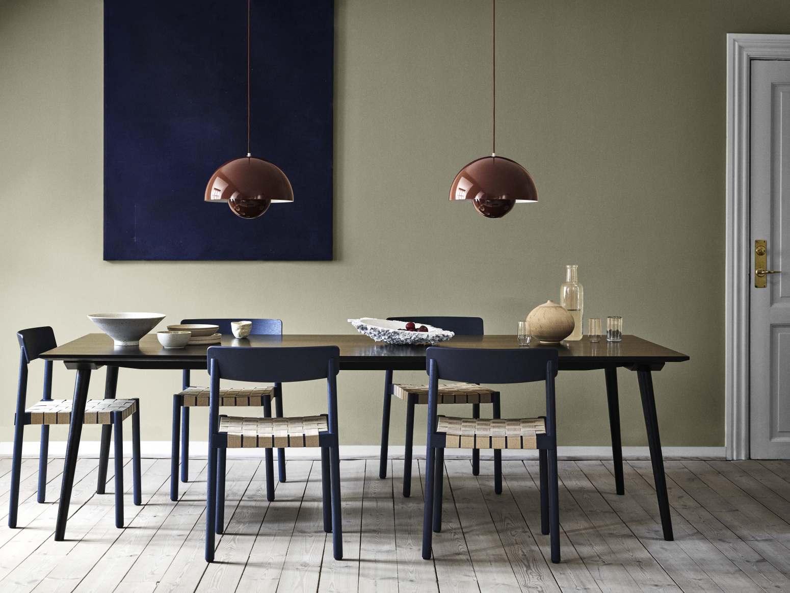 Esstisch mit Stühlen und Pendelleuchten. AndTradition In Between Table SK5/SK6 Esstisch aus Holz.