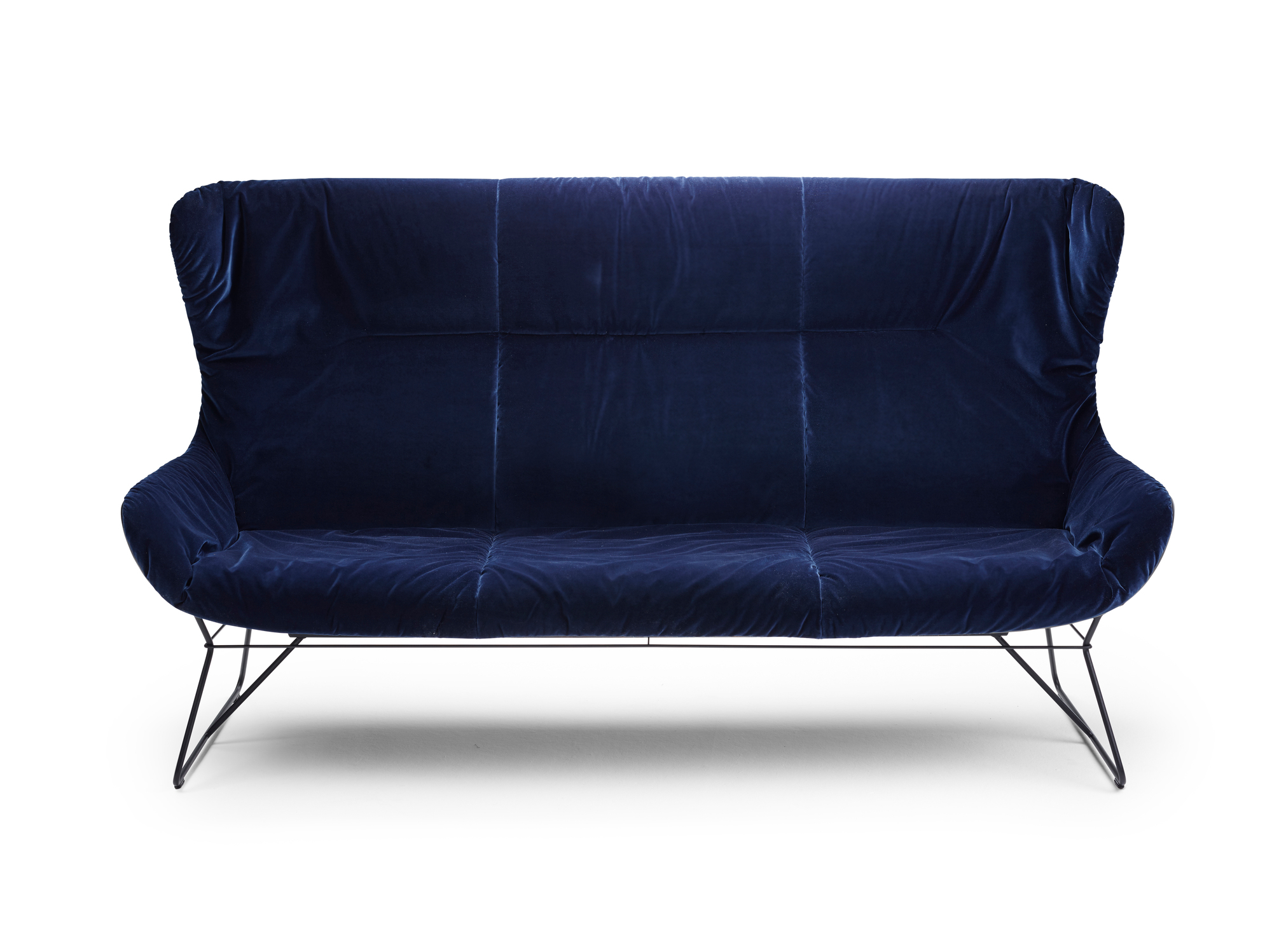 Blaue Leya Wingback Couch von Freifrau Manufaktur mit schwarzem Metallgestell vor weißem Hintergrund.