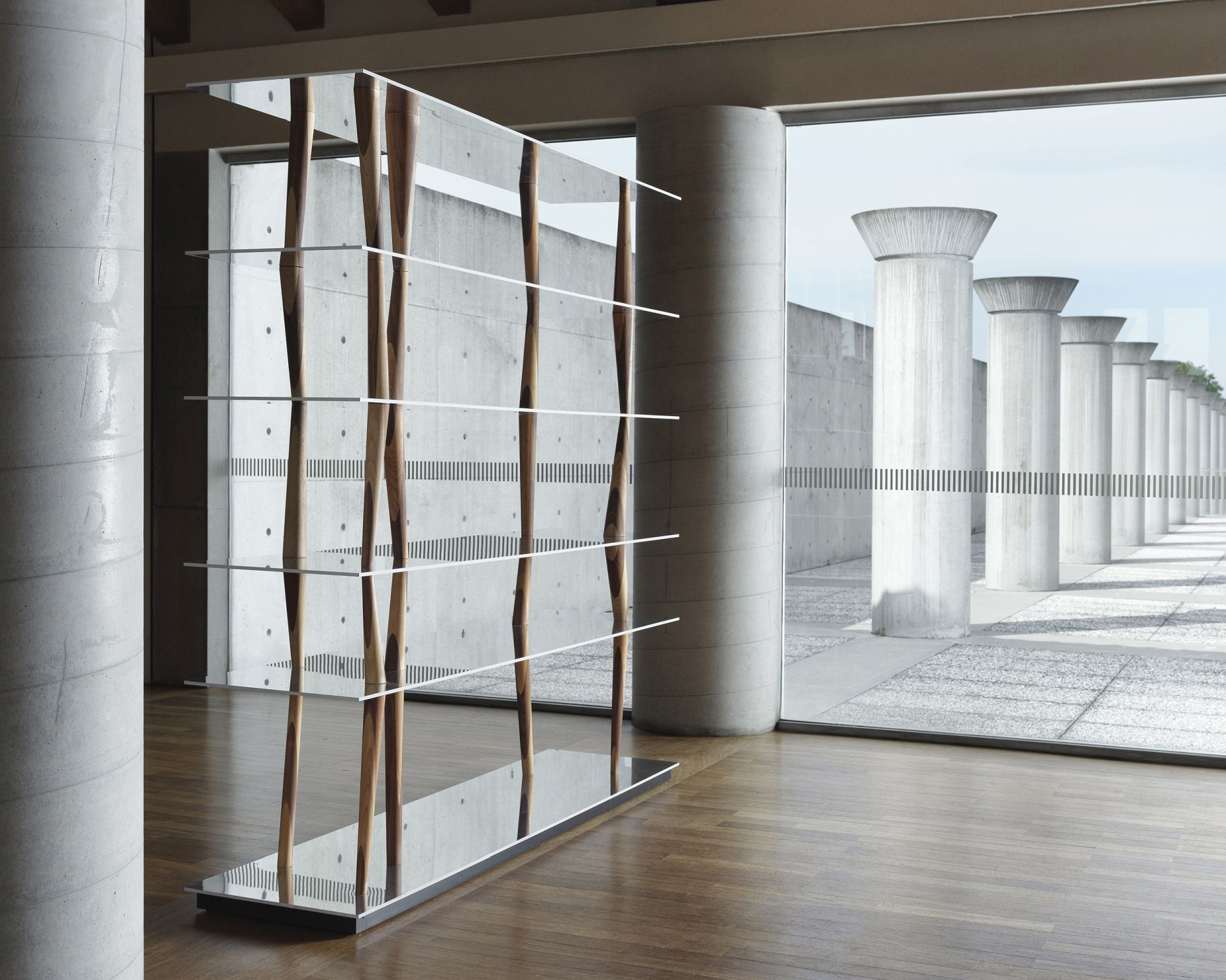 Sendai Regal von Casamania Horm: Modernes Bücherregal mit Holzstreben und minimalistischem Design.