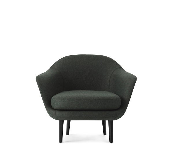 Dunkelgrüner Sum Lounge Armchair Sessel von Normann Copenhagen mit abgerundeten Armlehnen und schwarzen Holzbeinen.