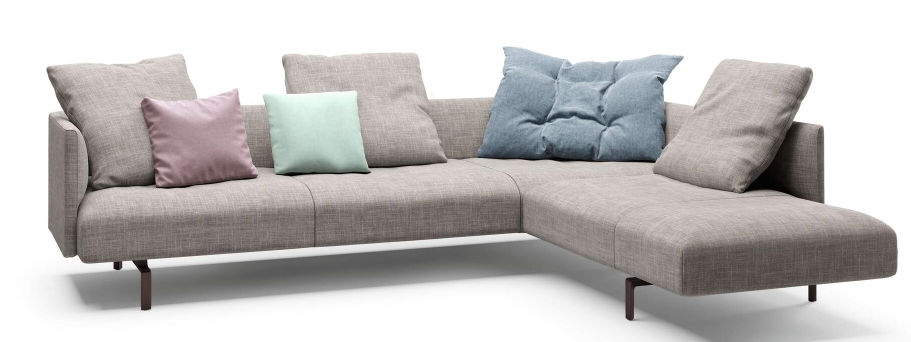 Muud Sofa von Walter Knoll, modernes Ecksofa in Beige mit farbigen Zierkissen.