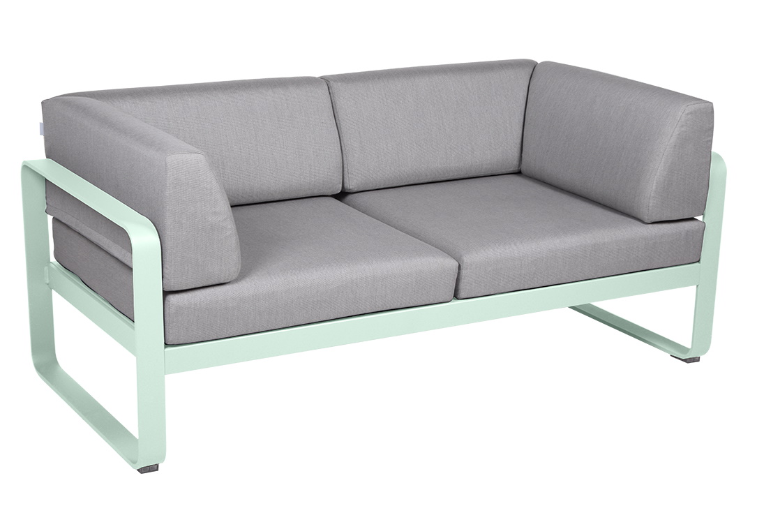 Bellevie Sofa: Graues 2-Sitzer Outdoor Sofa von Fermob mit mintfarbenem Gestell für Garten und Terrasse.