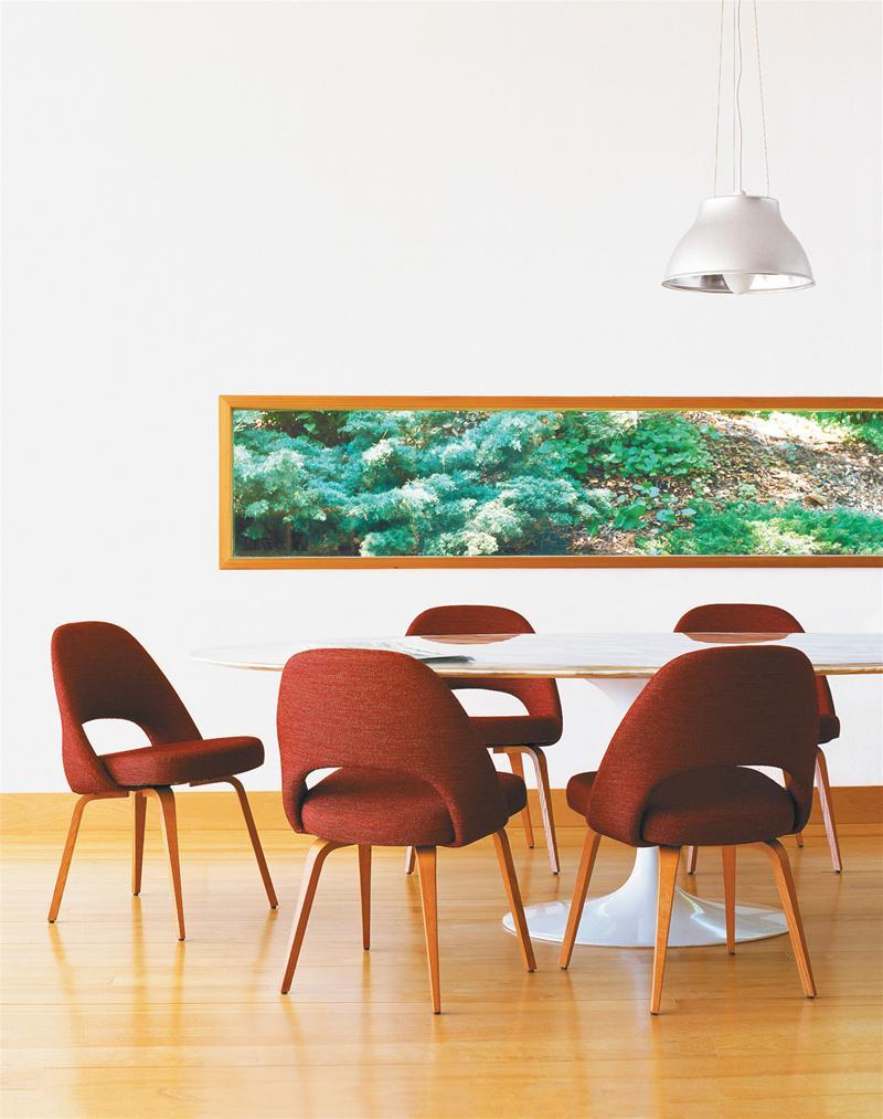 Saarinen Conference Chair von Knoll International in Rot, Konferenzstuhl mit Holzbeinen am Esstisch.