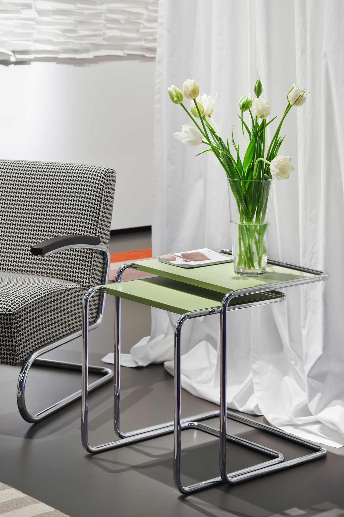 B97 Thonet Beistelltisch Set mit grünen Ablagen und Blumenstrauß im modernen Wohnzimmer.