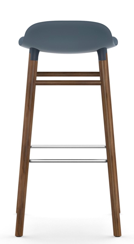 Form Barstool Barhocker von Normann Copenhagen, H 75 cm, Holzgestell, blaue Sitzfläche, Fußstütze.