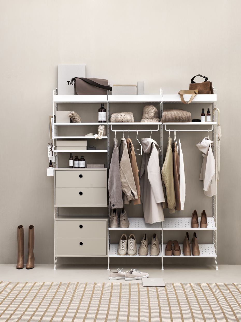 String Furniture Regalsystem mit Metallböden, Kleidung, Schuhen und Accessoires für eine stilvolle Aufbewahrung.