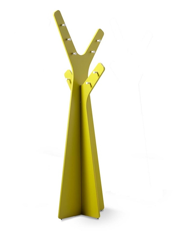Gelbe Tree Garderobe von Cascando mit Haken für Jacken und Mäntel.