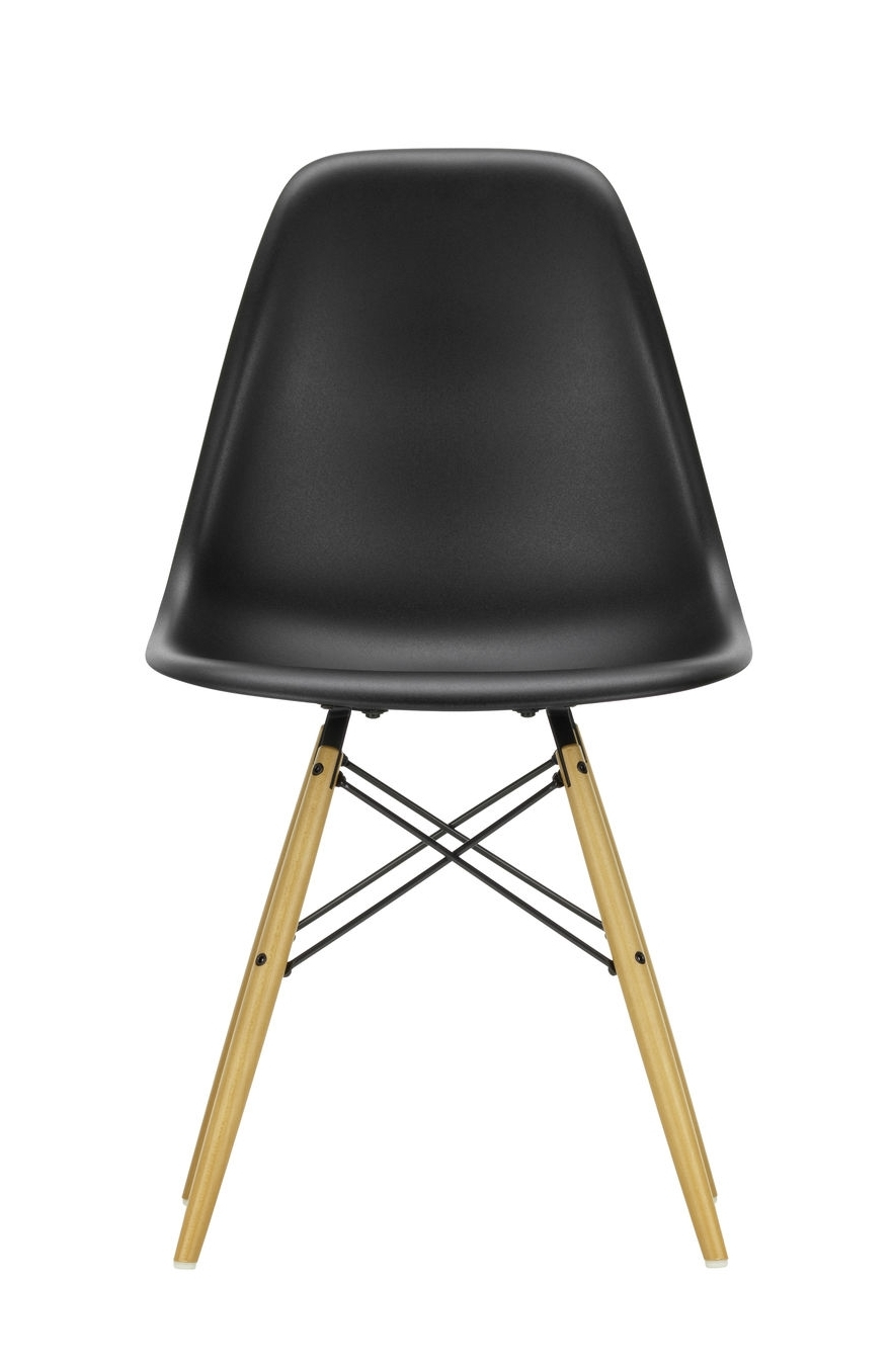 Schwarzer Eames Plastic Side Chair DSW mit Ahorn-Holzbeinen, ein moderner Designklassiker für Esszimmer und Büro.